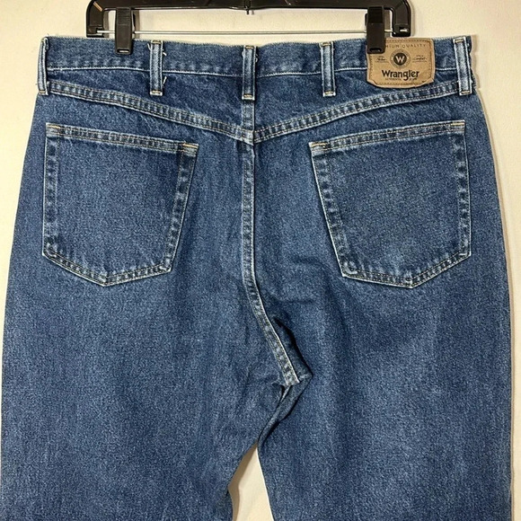 Wrangler Relaxed Fit Denim Jean Mens Size 38 x 29 Medium Dark Wash Straight - Picture 4 of 7